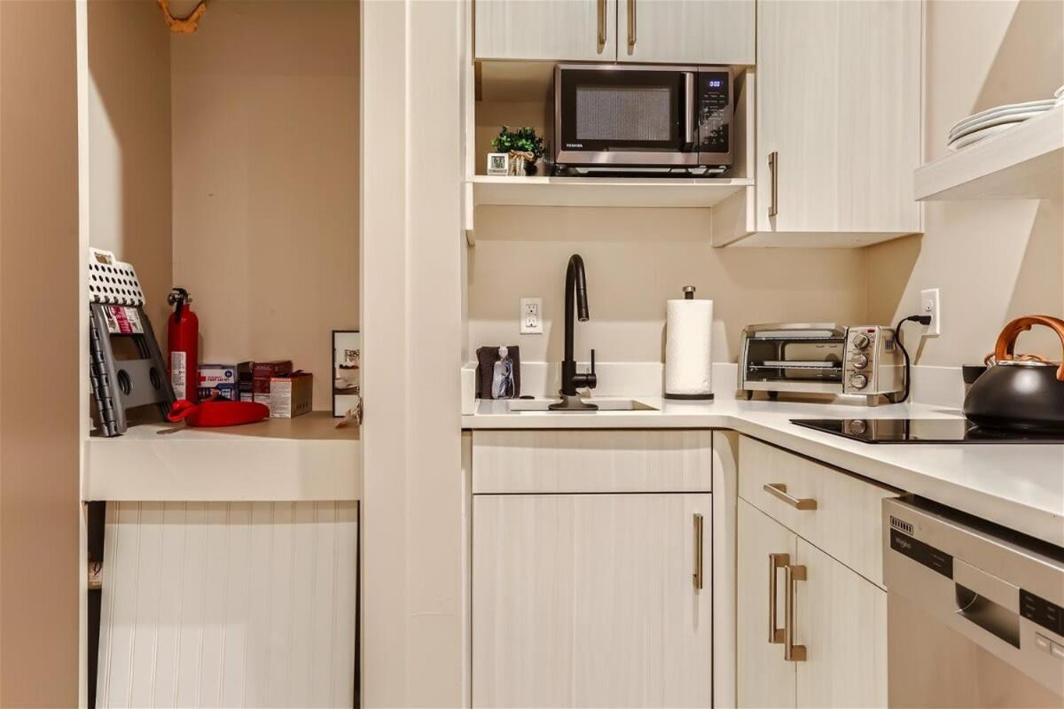 Serenity At Sloan's 1-br With A Modern Twist DEN
